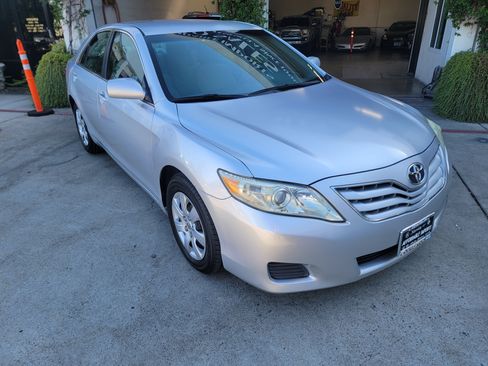 Used 2010 Toyota Camry image 2