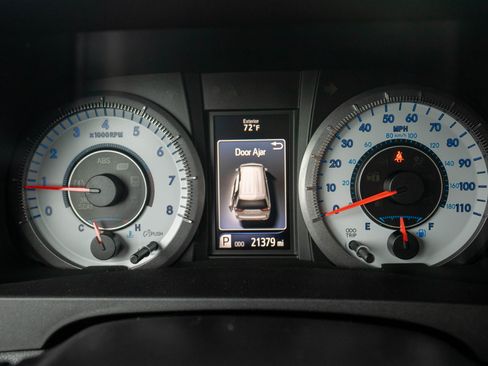 Used 2015 Toyota Sienna SE image 29