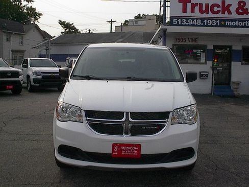 Used 2017 Dodge Grand Caravan SE image 2
