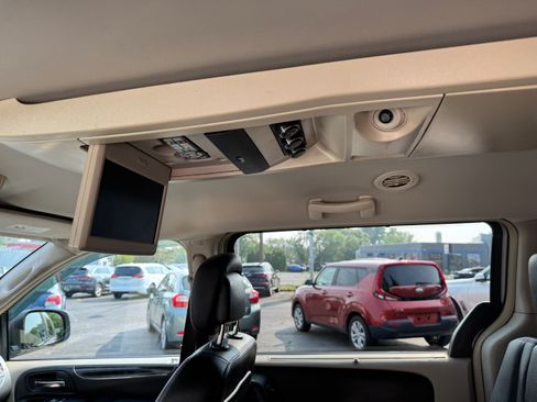 Used 2015 Chrysler Town & Country Touring image 11