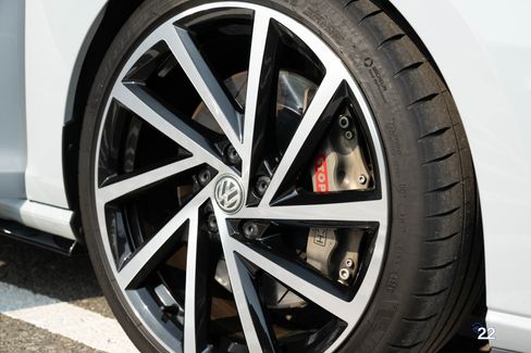 Used 2019 Volkswagen Golf R image 26