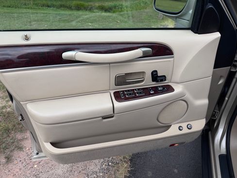 Used 2007 Lincoln Town Car Signature image 3