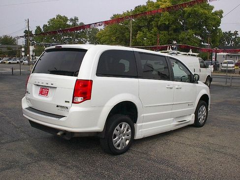 Used 2017 Dodge Grand Caravan SE image 4