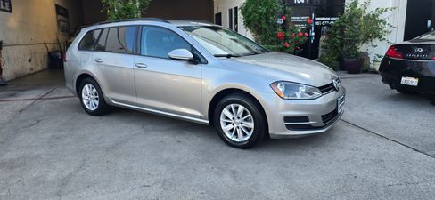 Used 2016 Volkswagen Golf Sport image 4