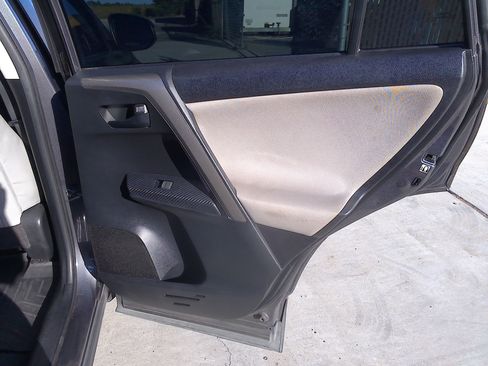 Used 2015 Toyota RAV4 LE image 12