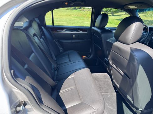 Used 2010 Lincoln Town Car Signature Limited image 22