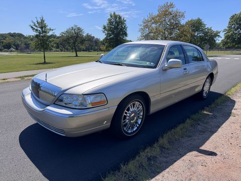 Used 2010 Lincoln Town Car Signature Limited image 26