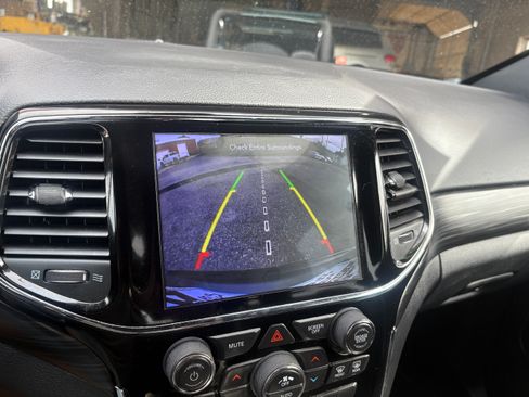 Used 2019 Jeep Grand Cherokee Limited image 19