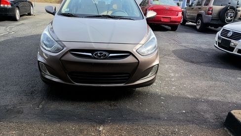 Used 2012 Hyundai Accent GLS image 2
