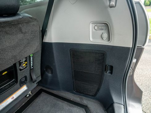 Used 2015 Toyota Sienna SE image 31