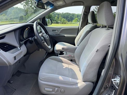Used 2017 Toyota Sienna LE image 3