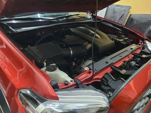 Used 2018 Toyota Tacoma TRD Off-Road image 33
