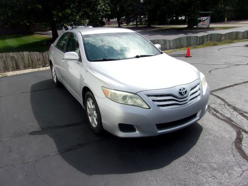 Used 2011 Toyota Camry LE image 2