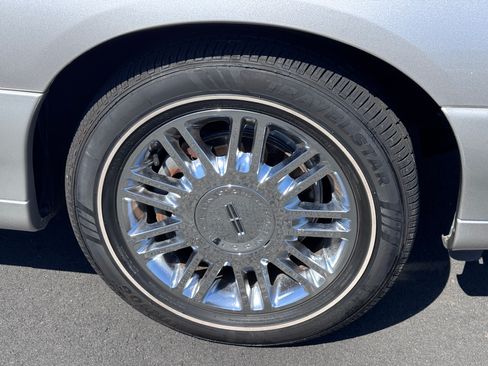 Used 2010 Lincoln Town Car Signature Limited image 31