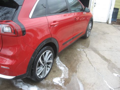 Used 2017 Kia Niro Touring image 4