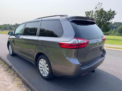 Used 2017 Toyota Sienna LE image 31