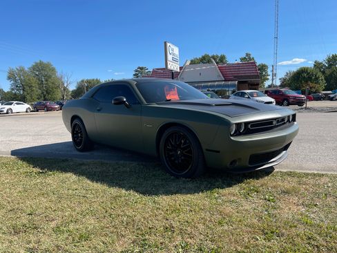 Used 2015 Dodge Challenger SXT image 7