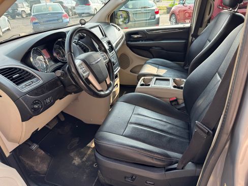 Used 2015 Chrysler Town & Country Touring image 7