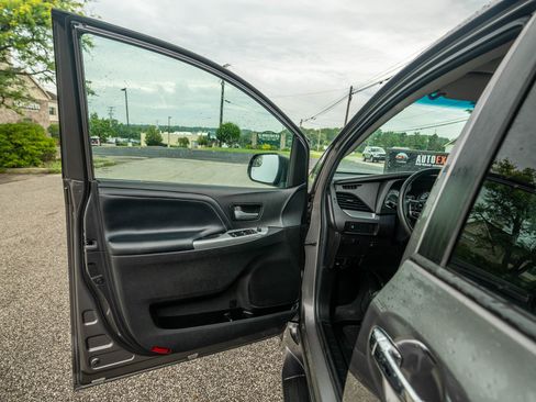 Used 2015 Toyota Sienna SE image 19