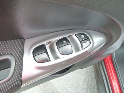 Used 2013 Nissan Juke S image 12