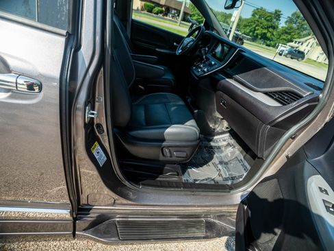 Used 2015 Toyota Sienna SE image 21