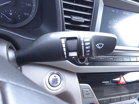 Used 2017 Hyundai Elantra Limited image 30