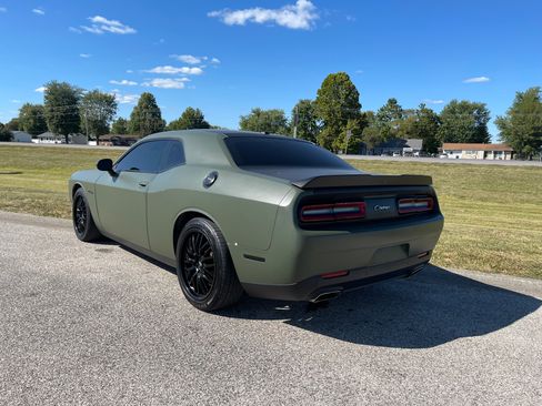 Used 2015 Dodge Challenger SXT image 3