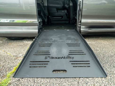 Used 2015 Toyota Sienna SE image 44
