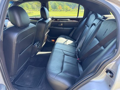 Used 2010 Lincoln Town Car Signature Limited image 14