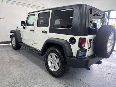 Used 2010 Jeep Wrangler Unlimited Sport image 7