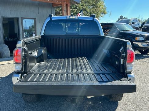 Used 2022 Toyota Tacoma TRD Off-Road image 9