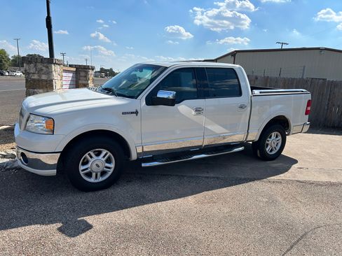 Used 2006 Lincoln Mark LT image 2