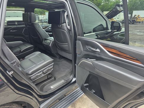Used 2021 Cadillac Escalade Premium image 11