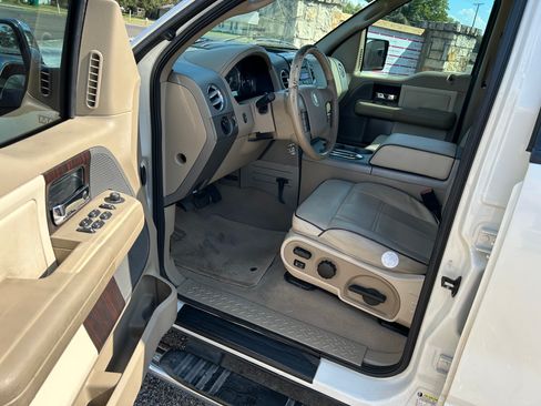 Used 2006 Lincoln Mark LT image 4