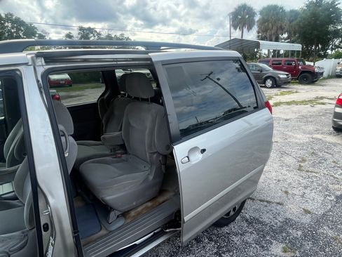 Used 2010 Toyota Sienna image 7