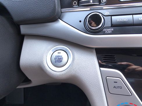 Used 2017 Hyundai Elantra Limited image 17