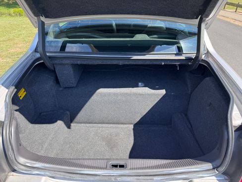 Used 2010 Lincoln Town Car Signature Limited image 35