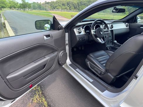 Used 2005 Ford Mustang GT Premium image 2