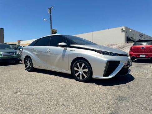 Used 2017 Toyota Mirai image 10