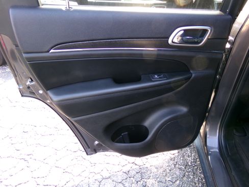 Used 2018 Jeep Grand Cherokee Limited image 15