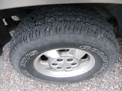 Used 2001 Chevrolet Suburban LS image 9