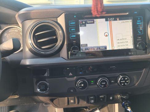 Used 2018 Toyota Tacoma TRD Off-Road image 17