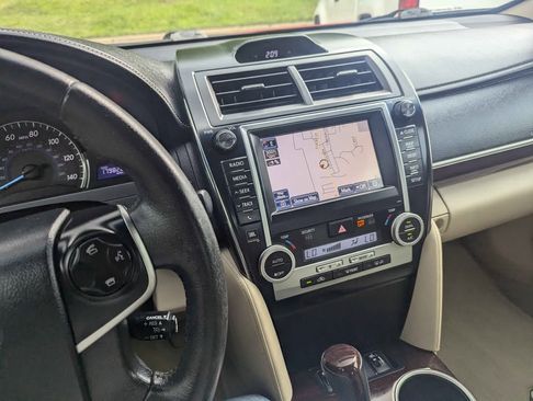 Used 2012 Toyota Camry image 9