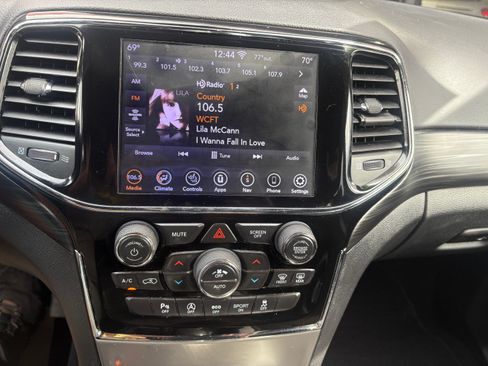 Used 2019 Jeep Grand Cherokee Limited image 18