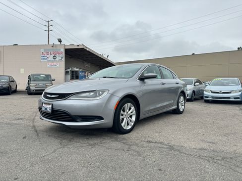 Used 2017 Chrysler 200 Touring image 2