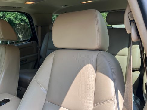 Used 2009 Cadillac Escalade Luxury image 9