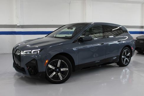 Used 2024 BMW iX xDrive50 image 1