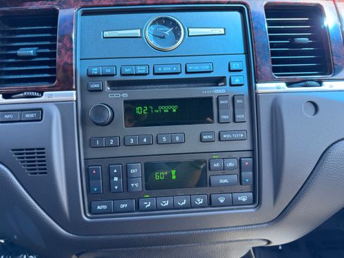Used 2010 Lincoln Town Car Signature Limited image 10