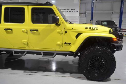 Used 2023 Jeep Gladiator Willys image 7
