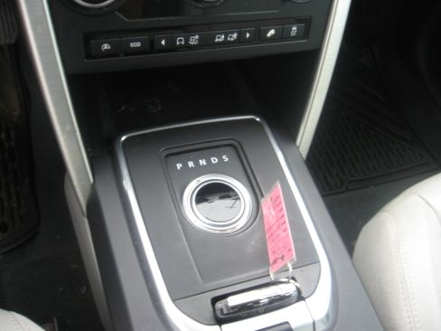 Used 2016 Land Rover Discovery Sport SE image 12